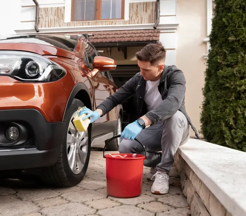 Lavage auto à domicile Sanguinet : professionnel intervenant sur un véhicule